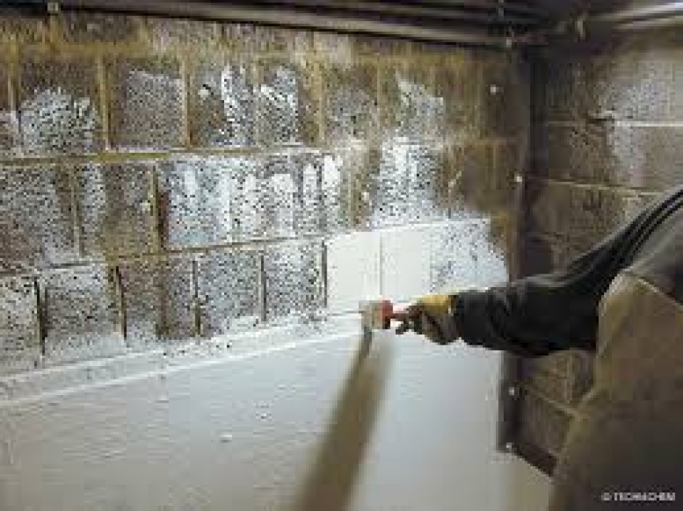 Traiter un mur humide avant la peinture