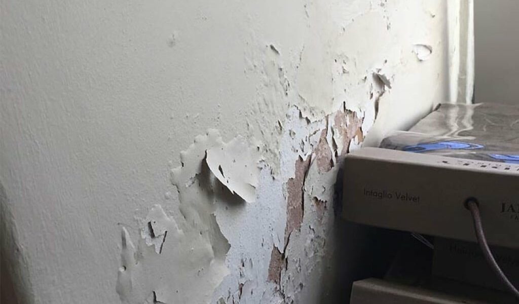Remontées capillaires sur un mur extérieur : signes et solutions