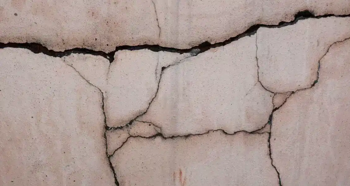 Fissures de façade et solins défectueux : quels risques et que faire ?